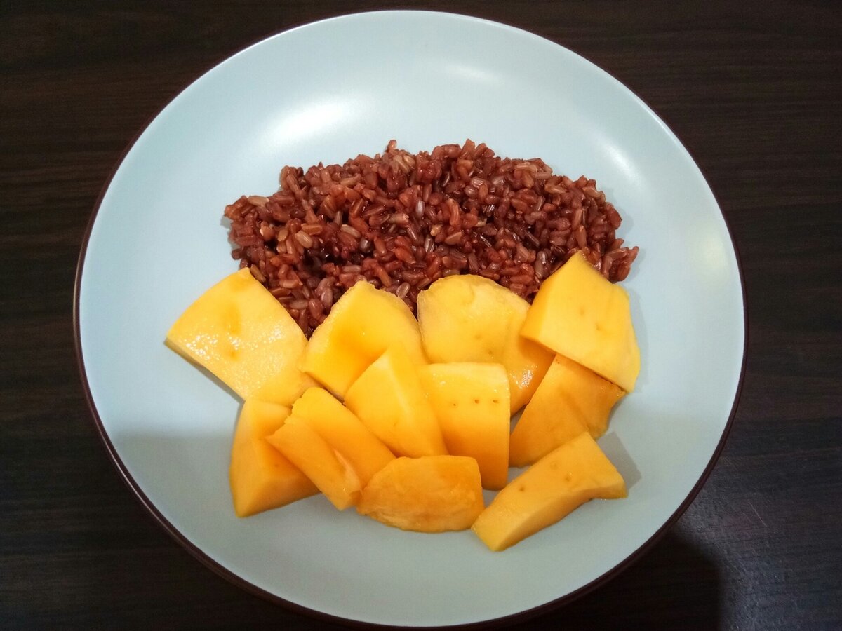 Это мой вариант манго с рисом. Тайцы используют белый липкий рис.