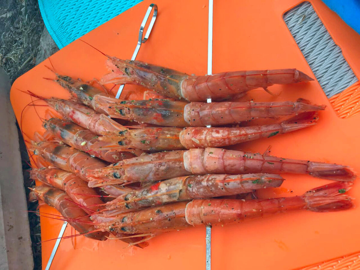 Подготавливаем креветки для приготовления на гриле