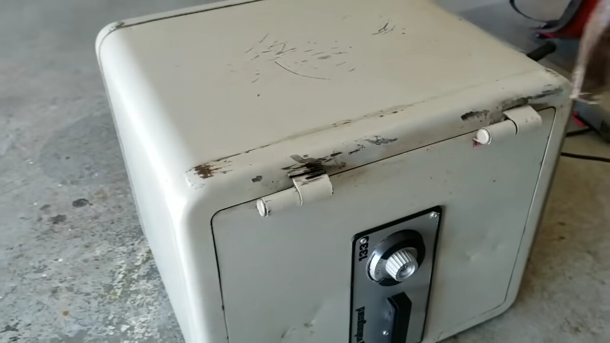 довольно большой сейф