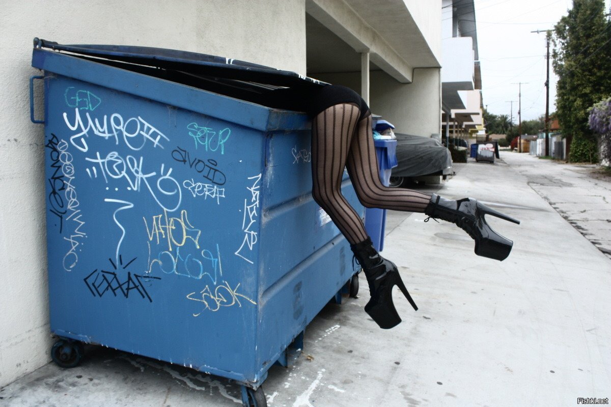 Женщина на помойке