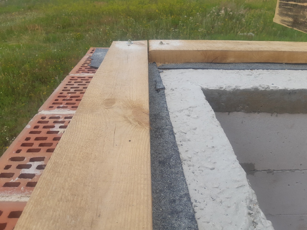 Предназначение мауэрлата. Мауэрлат служит для того чтобы надежно связать между собой коробку дома и конструкцию крыши и кровли. Кроме того, он предназначен для равномерного распределения по всему периметру строения статических нагрузок от веса крыши, состоящей из массивной стропильной системы и кровельного «пирога».