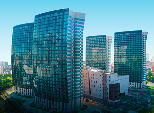 Это квартал «Флотилия» с апартаментами бизнес-класса. Мы, девелоперская компания ООО «ФЛЭТ и Ко», построили его в 17–20 минутах ходьбы от метро «Речной вокзал». Он уже сдан в эксплуатацию, так что сразу после покупки сможете приступить к ремонту