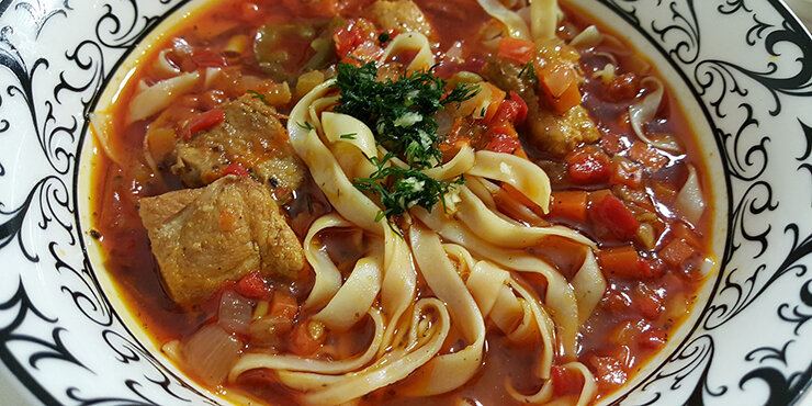 Ингредиенты 2 луковицы;
3 моркови;
1 перец;
4 столовые ложки растительного масла;
700 г баранины;
4 помидора;
2 стакана воды;
соль, сахар, чёрный перец — по вкусу;
5 картофелин;
2 лавровых листа;
по 2 веточки базилика, укропа, петрушки и кинзы;
400 г лапши для лагмана.