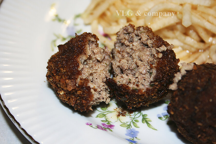 Сырные шарики темпура. Котлеты брусочками во фритюре. Куриные шарики во фритюре. Рыбные шарики во фритюре. Мясные шарики во фритюре.