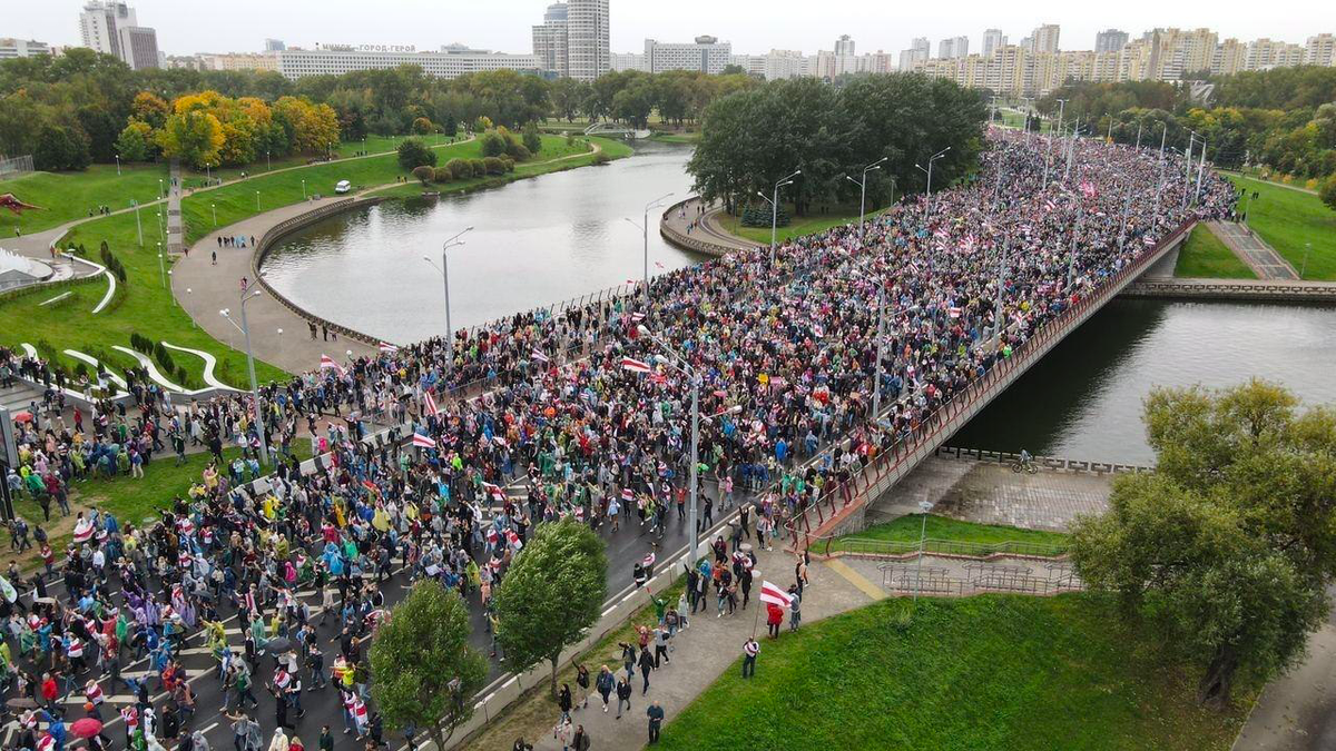 митинги протеста в Белоруссии. Картинка взята из источника: https://i.c97.org/ai/394837/aux-1601230223-image_2020_09_27T17_24_14_602Z.png.