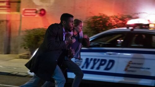 Сиенна Миллер и Чедвик Боузман в фильме «21 мост». Фото: STX International
