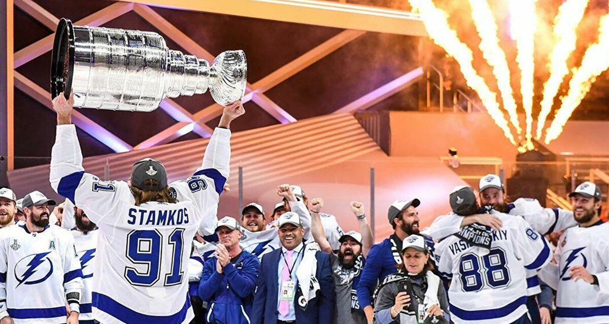 Кубок Стэнли в руках капитана  Тампы Бей Лайтнинг