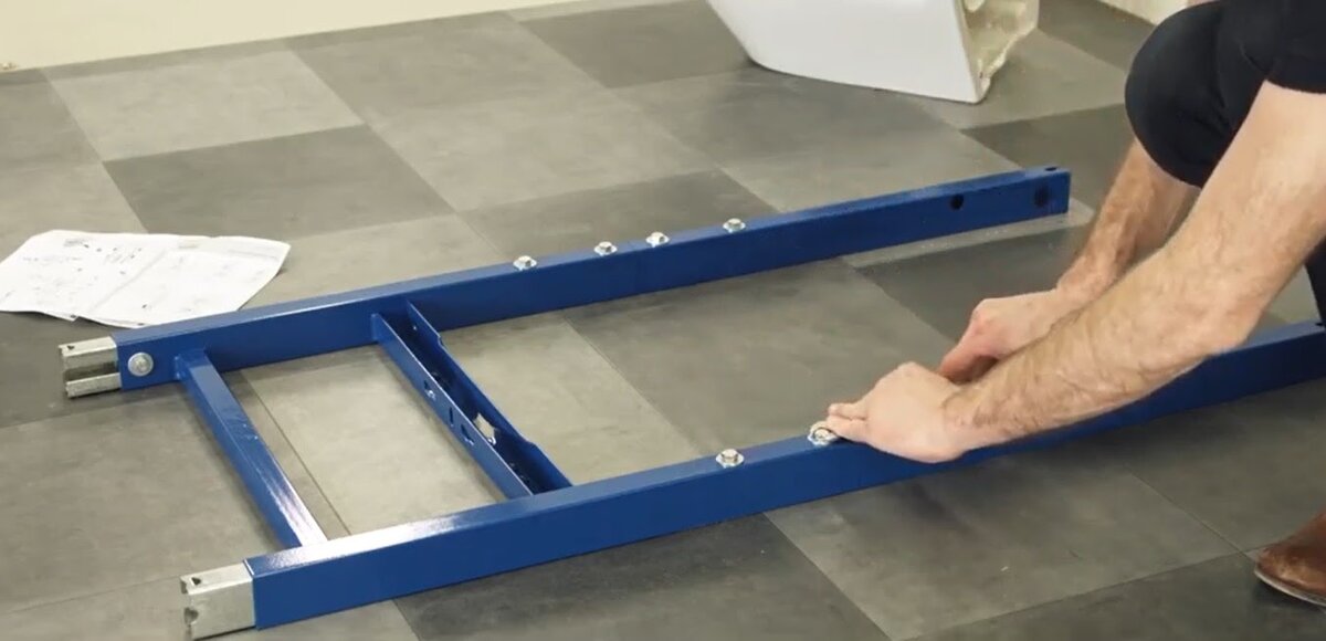 Затяните вертикальные стойки на раме