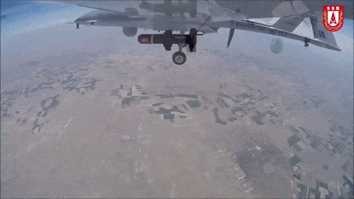 Сброс авиабомбы MAM-L с БПЛА Bayraktar. / Источник фото: Яндекс.Картинки