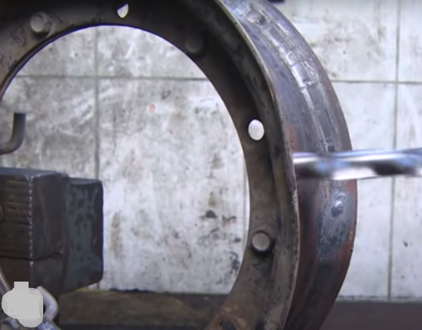 Очень простая в изготовлении самодельная лебедка (без мотора), поможет выехать самостоятельно из любой грязи