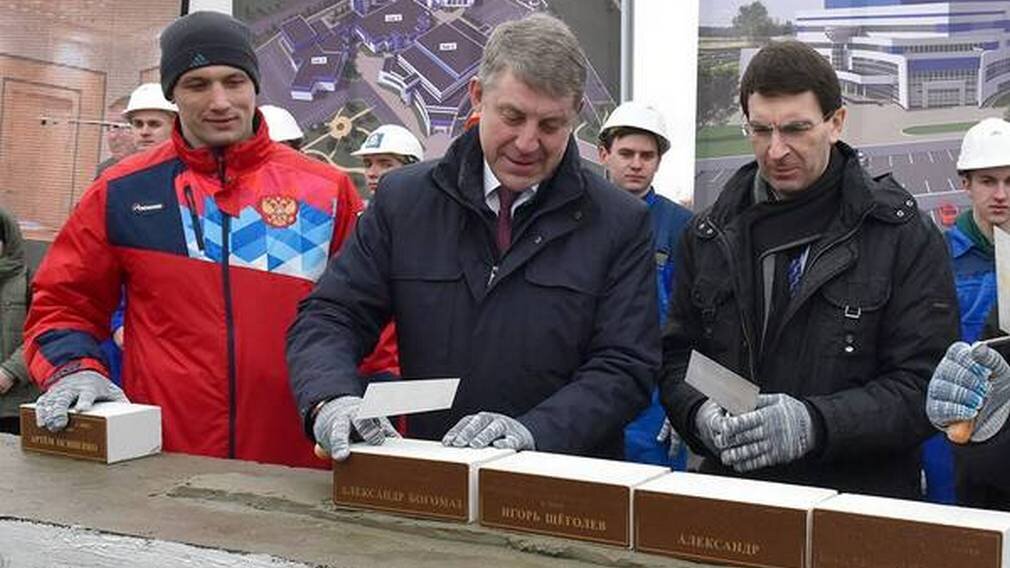 Брянск тудей. Брянск новости строительство. Брянск стройка Холина. УКС Брянск. Управления капитального строительства Брянской области.