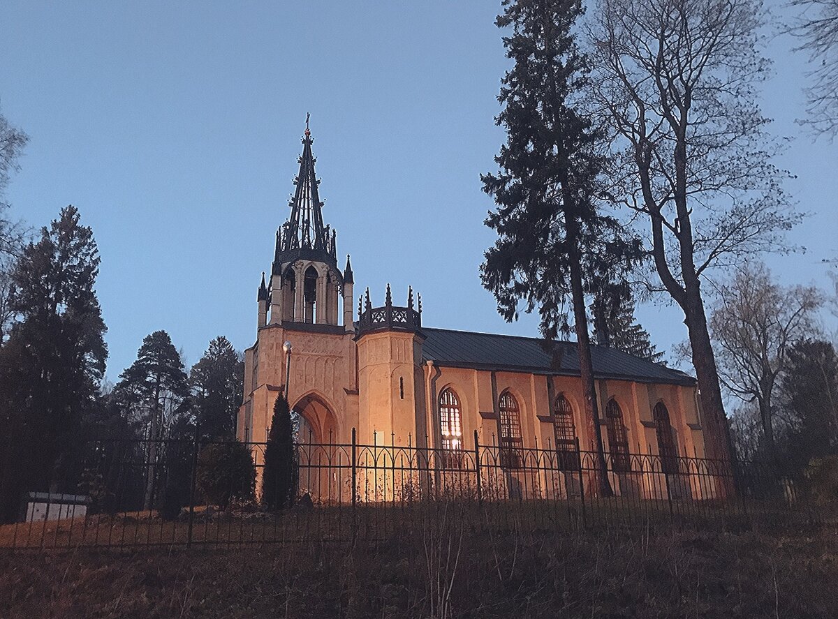 Церковь Свв. Апп. Петра и Павла в Шуваловском парке