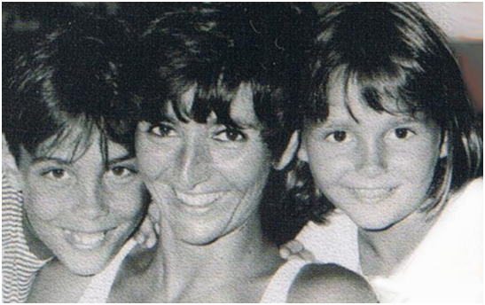 Грегори Лемаршаль с мамой и сестрой