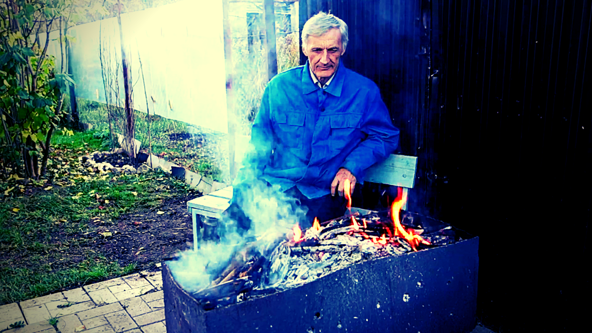 Вечер нежно обнимает,
Задумавшись, я на костёр гляжу,
Сил огню уж не хватает,
Я смысл в костре том нахожу.

Ещё он ярким пламенем горит,
Но жизнь свою здесь доживает,
Пылая, словно что-то говорит,
И прикасаясь, сразу обжигает.

Бывает у костра начало,
Жизнь в горении и радость,
Но всегда той жизни мало,
Горящие угли, то его старость.

На старость ту направлен взгляд,
Мелькают быстро мои мысли,
Смотрю на затухания обряд,
О жизни размышляю смысле.

Краснеет, тлеет уголёк,
Как зорька он ещё сияет, 
Ослабевает костёр и огонёк,
Он потихоньку угасает.

И вот, костра уж просто нет,
А от углей по-доброму тепло,
Но потускнел совсем их цвет,
Время им пылать уже прошло.