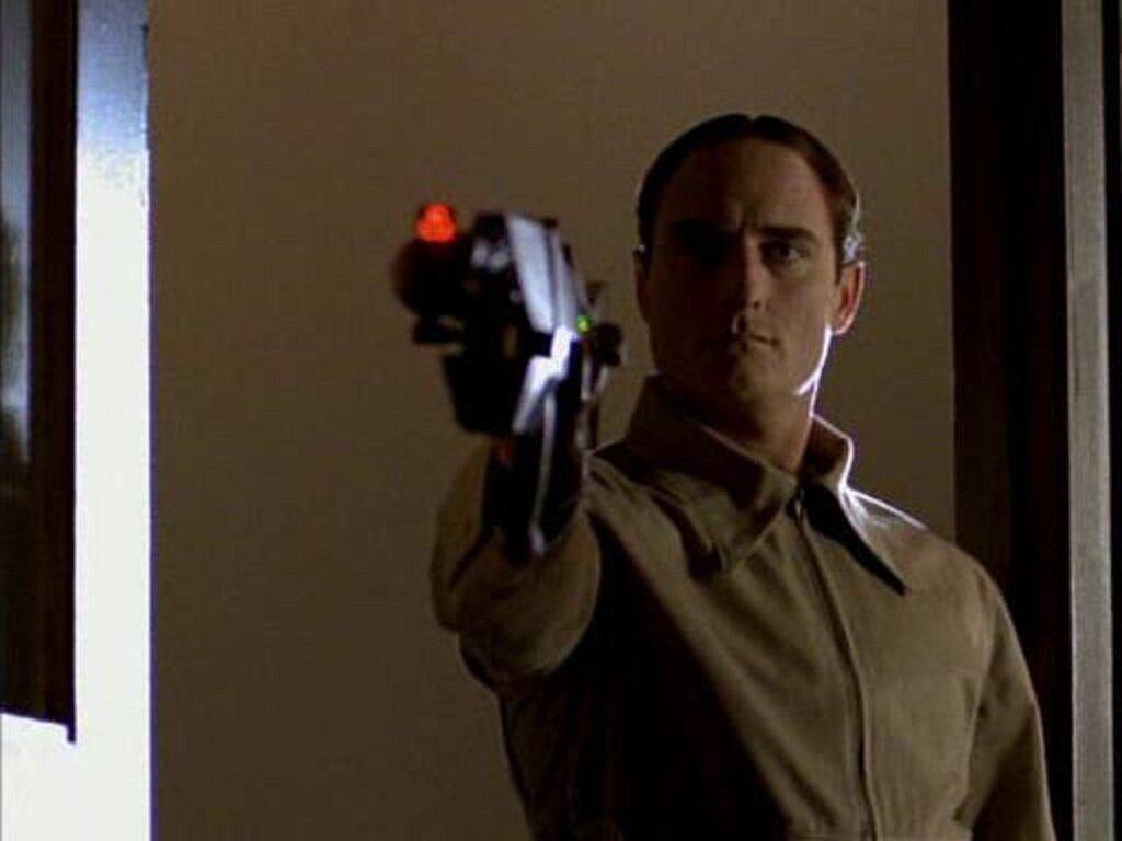 Кадр из сериала "Вспомнить всё 2070" (1999)