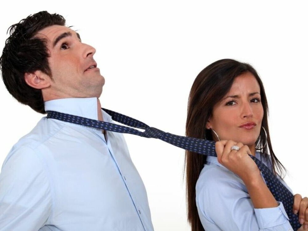 властный мужчина. мужчина и женщина. женщина дует на мужчину. женщина манипулирует мужчиной. женщина босс и подчиненные мужчины.