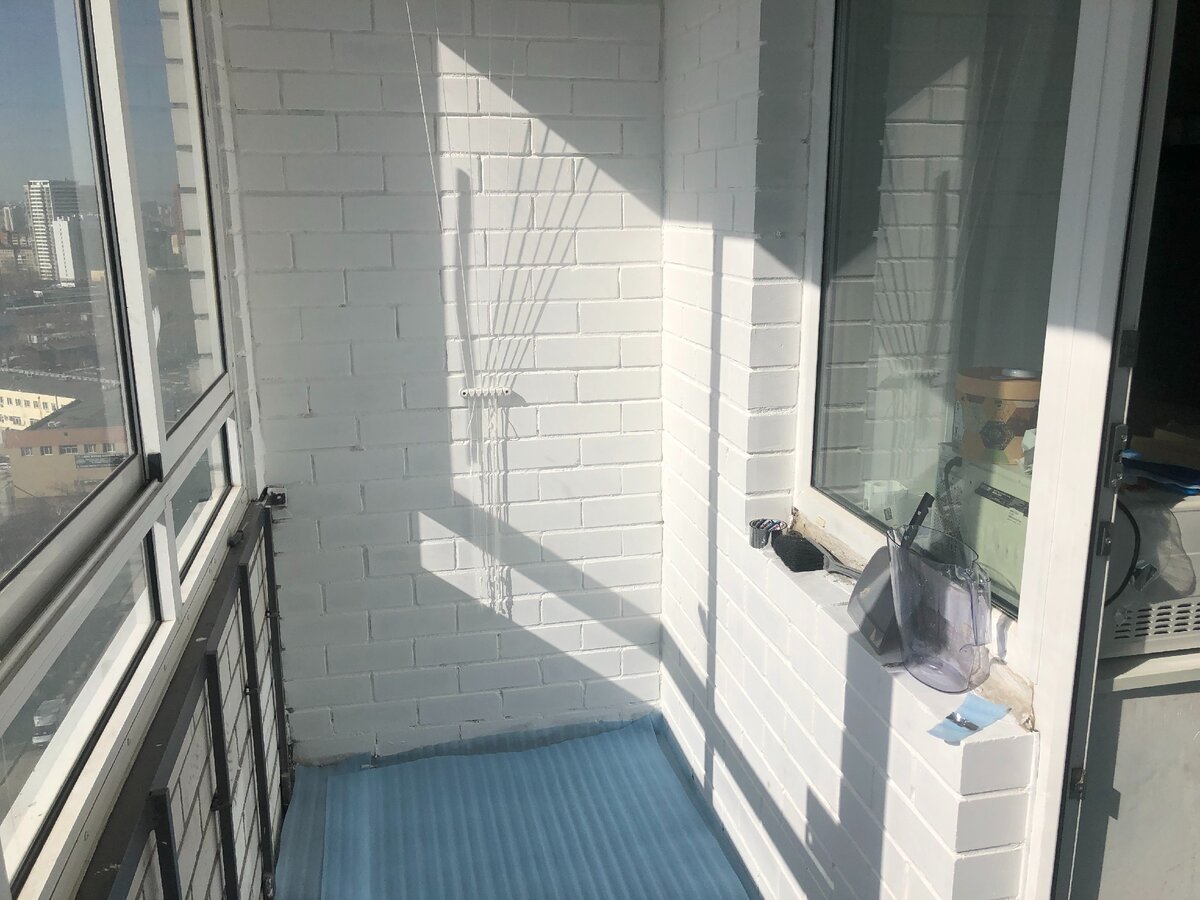 Прогрунтовал стены на два раза, далее покрасил их тоже сначала на два раза и под конец, перед тем как положить настил еще на два раза. Так как пол из бетона был весь неровный, а выравнивать его мне самому не хотелось, да и времени на это не было, я постелил специальную подложку чтобы ничего не хрустело и не скрипело под брусками.  