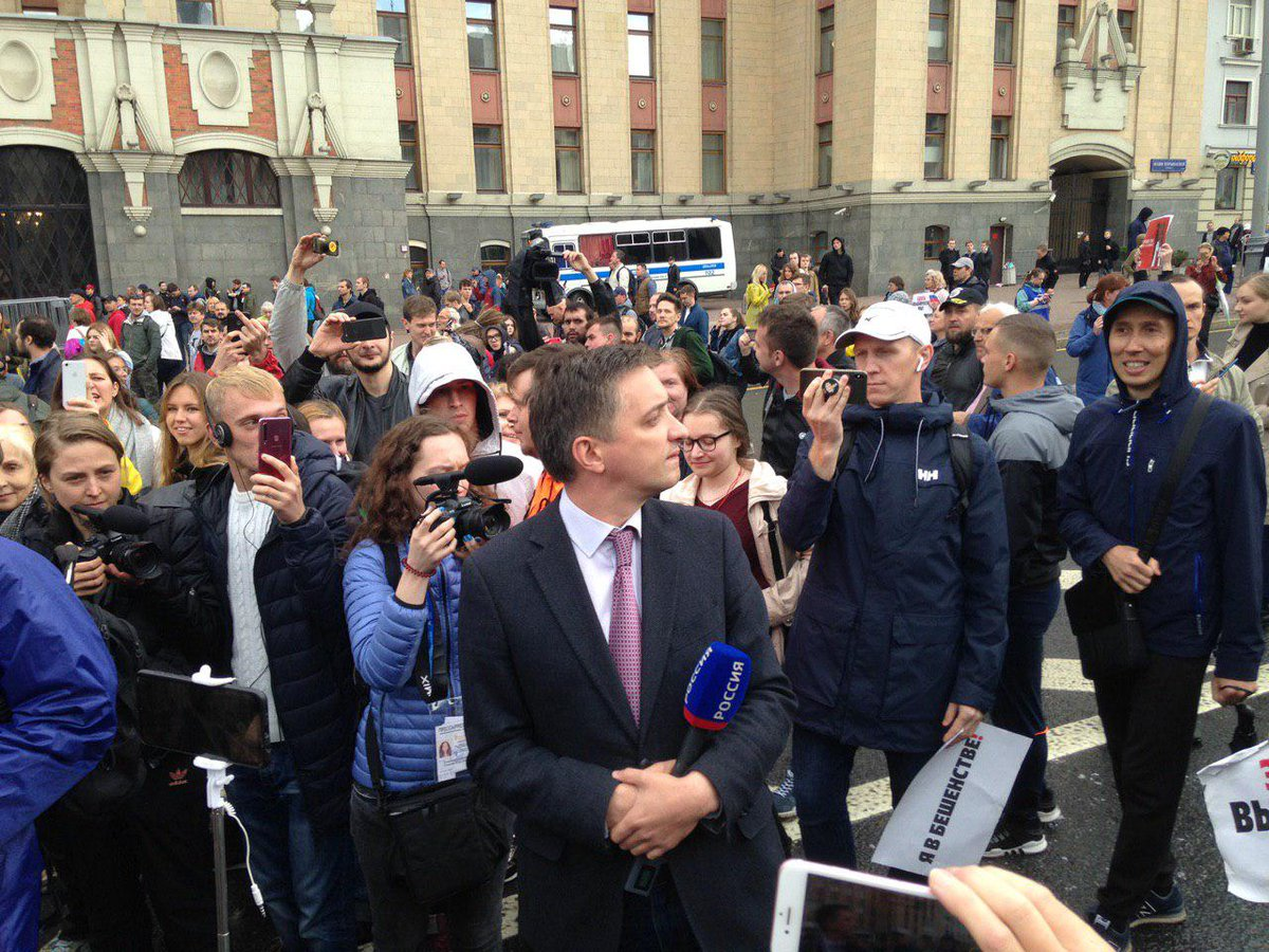 Российские оппозиционные журналисты. Корреспондент России 1 на митинге. Репортеры Москва Известия. Мировые события в России.