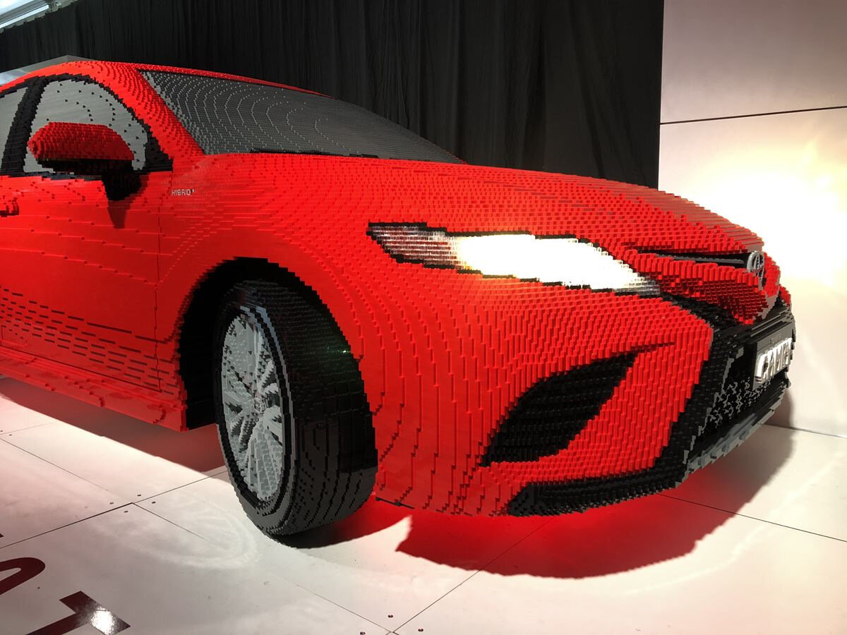 Toyota Camry весом 1800 кг.