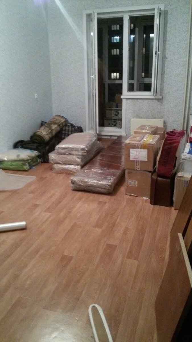 Мы выделили целую комнату для складирования уже упакованных вещей.