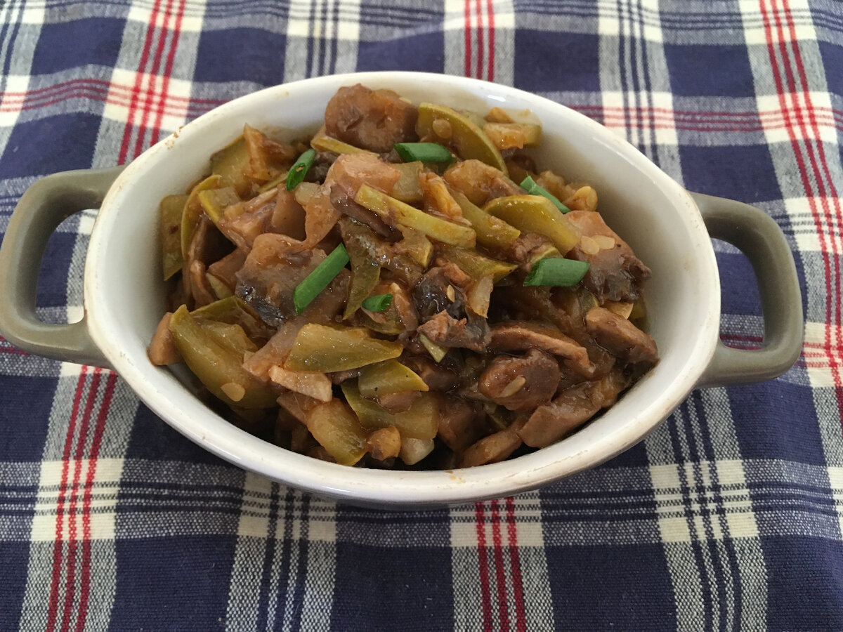 С грибами прекрасно гармонируют разные овощи. Если дополнить чем-нибудь пикантным этот дуэт, получится великолепное блюдо. Как раз о таком идет речь в простом рецепте, представленном ниже.