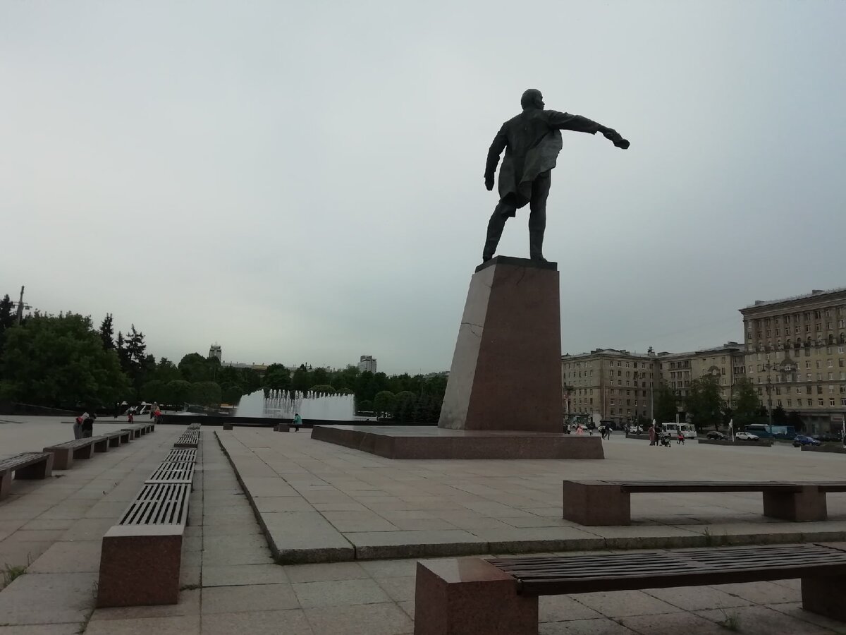 Не понятно, куда указывает вождь мирового пролетариата. Все там будем.