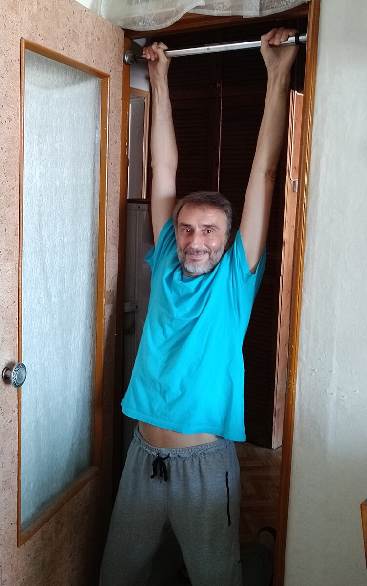 Мой домашний турник, на котором я ежедневно делаю вис, поджав ноги или немного опираясь на ноги. Фото автора