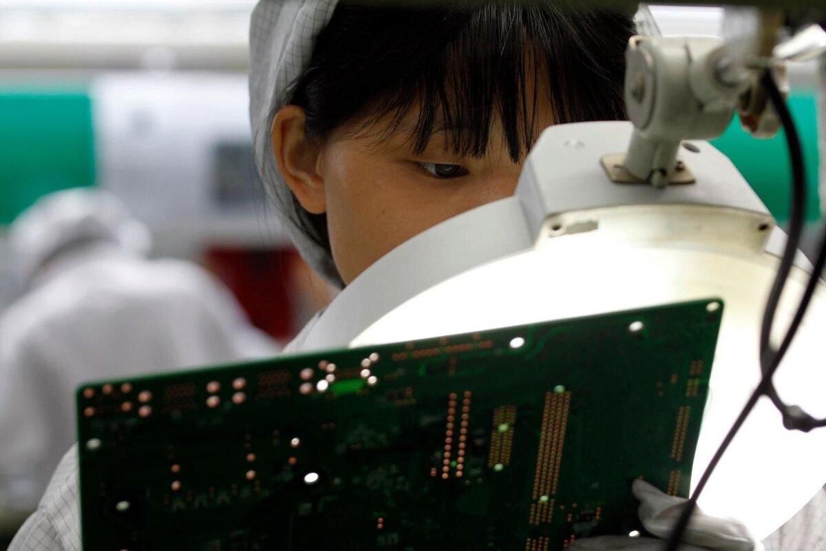 IC Insights предполагает, что за следующие четыре года китайцы повысят мощности производства на 3,7 процентных пункта. На это указывает и стремительный рост новых компаний, связанных с производством микросхем. Всего за первые пять месяцев Китай зарегистрировал 15,7 тысяч таких организаций. Это в три раза больше, чем в прошлом году.