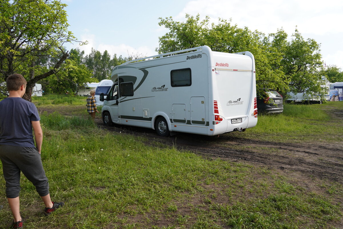 Вот этот автодом застрял на ровном месте и его вытягивали большим внедорожником. И таких случаев за два дня было не один десяток.