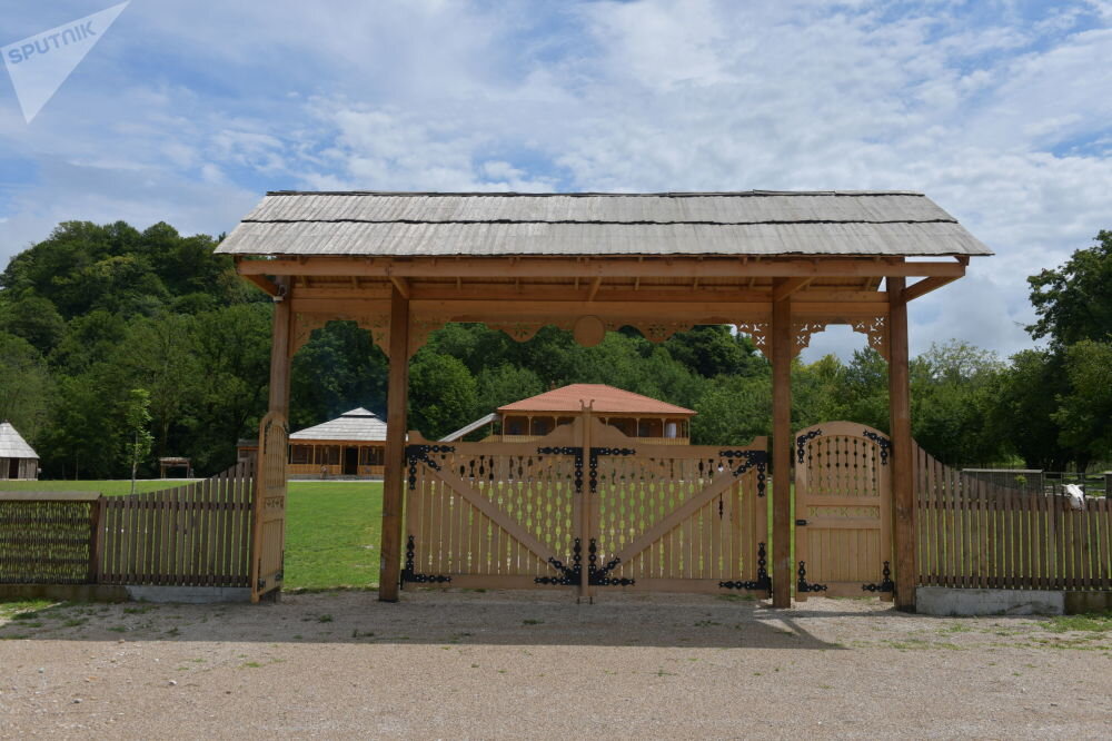 Этнопарк "Апсны" расположен возле республиканской трассы в селе Мгудзырхуа. 