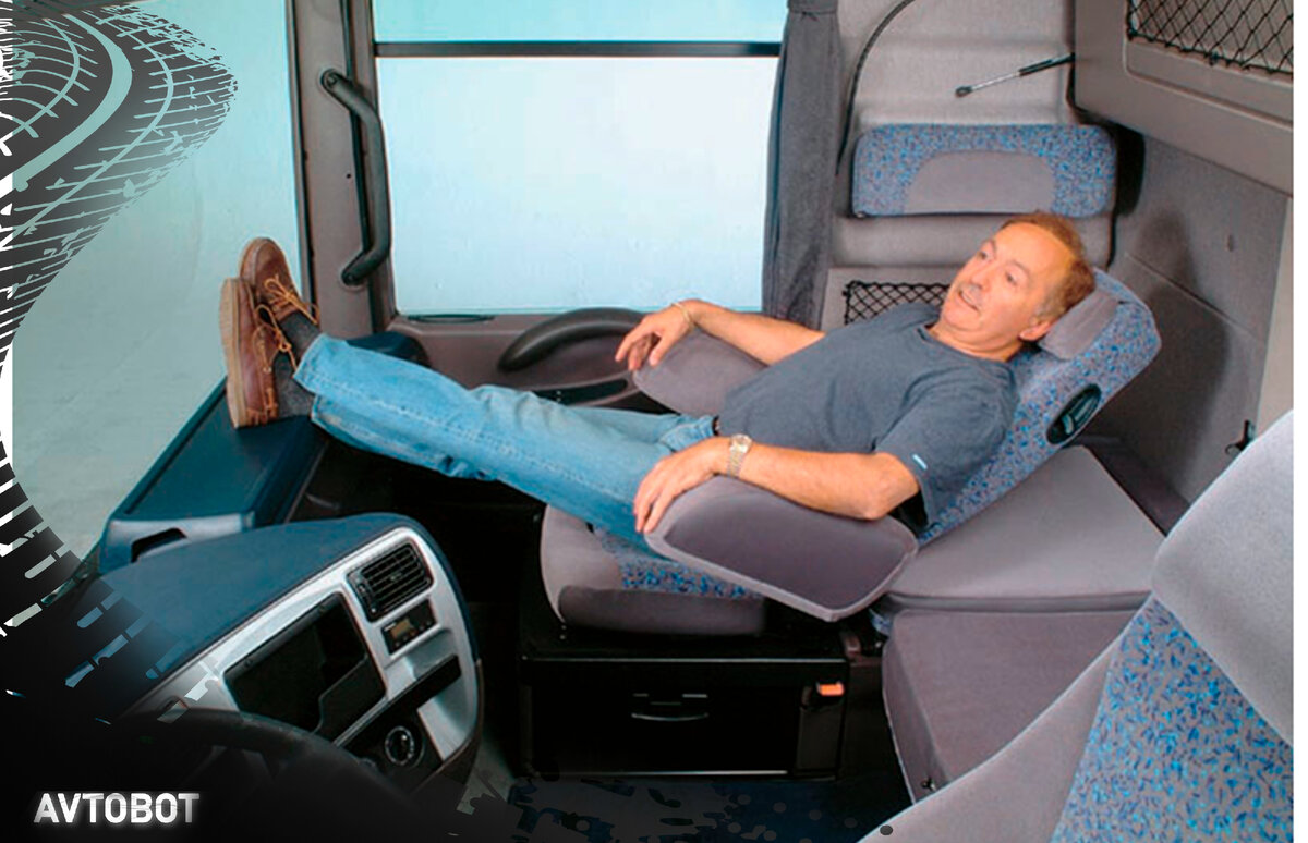 Водитель междугородный. Спальное место в автобусе. Спальное место в автобусе для водителя. Спальное место дальнобойщика. Спальное место для отдыха водителя.