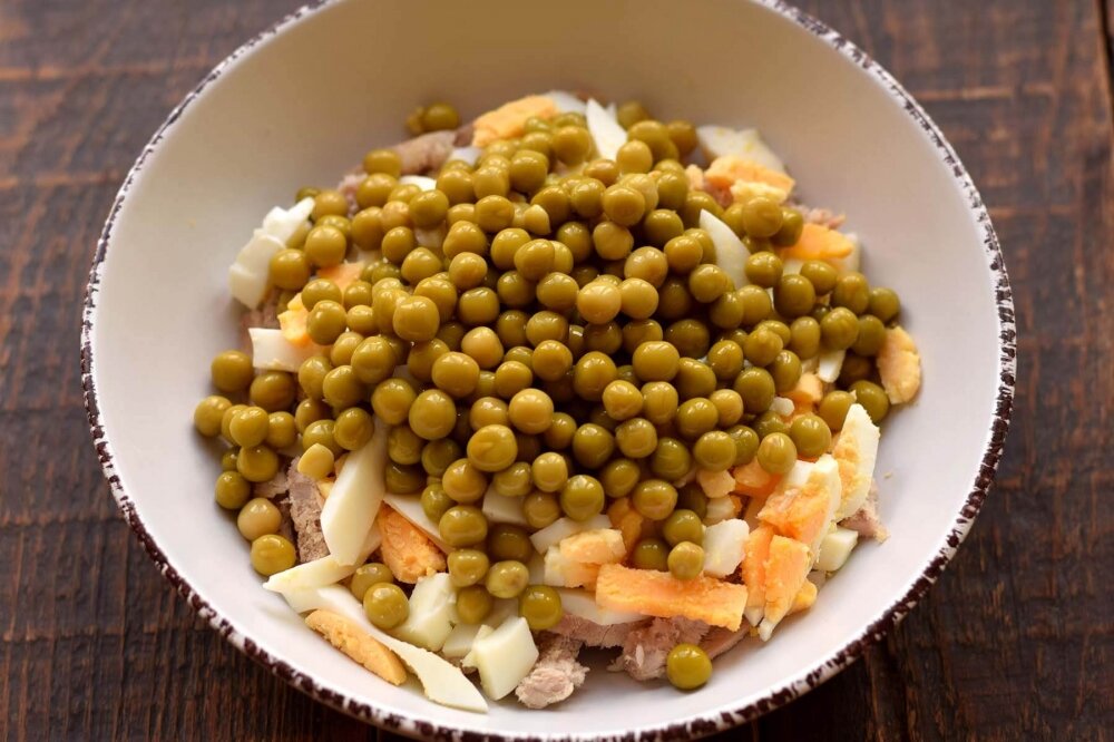 Рецепт: Салат из горошка, солёных огурцов и маринованного лука на RussianFood.co