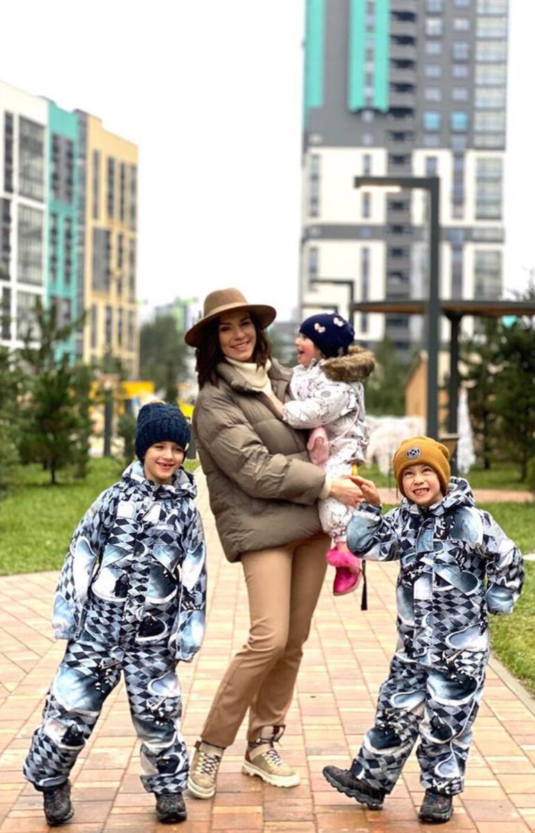 Мила Литвинская и ее трое детей: мальчики-двойняшки и дочка. Фото: https://www.instagram.com/p/CG-TT4vHQXV/?utm_medium=copy_link