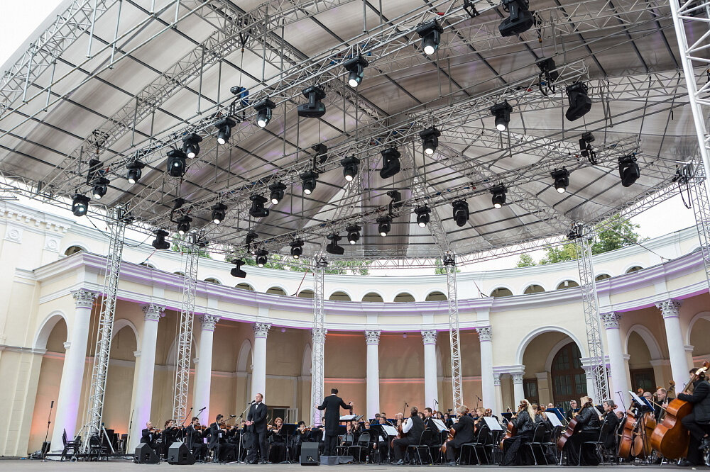 сцена Зеленого театра   https://vdnh.ru/places/zelenyy-teatr-vdnkh