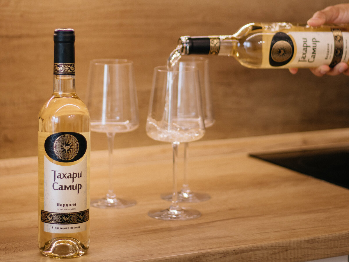 Белое «Тахари Самир» сорта Шардоне от Минского завода игристых вин