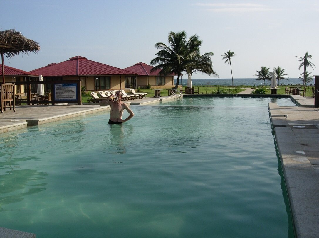 Я устал пить в этом, отвратительно теплом, бассейне, и ушел в море. Потом сумел вернуться обратно.