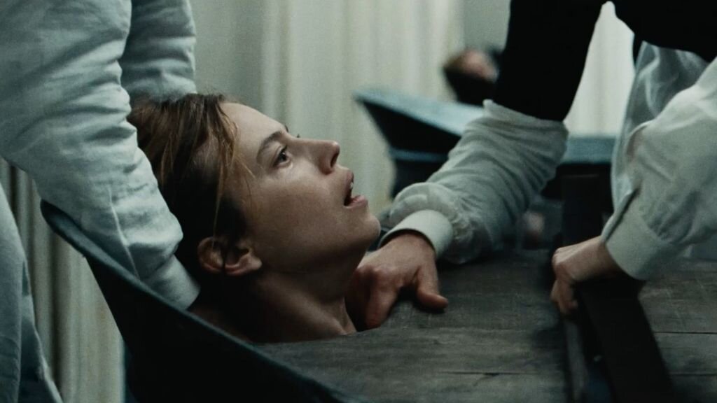 Кадр из фильма "Бал безумных женщин", 2021 г.