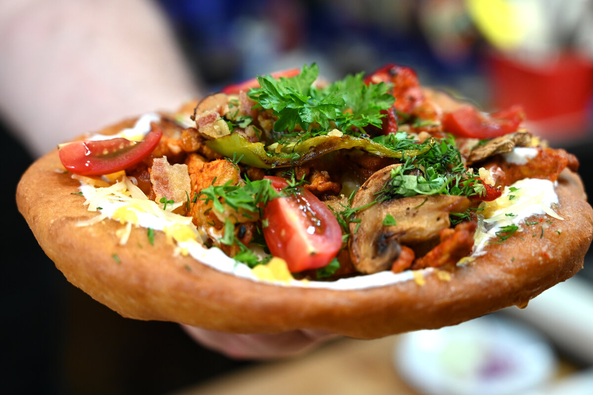 Ребята, продолжаем тему «Iconic fast food». В нашем меню, супер-пупер популярное блюдо, которое вы обязательно встретите во всех уличных фуд-киосках и городских ярмарках Европы. Это Венгерский «Лангош».