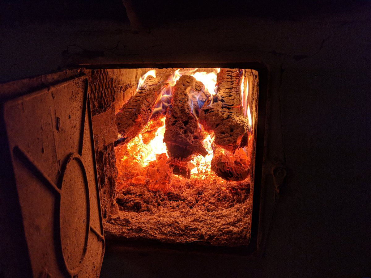 Русская печь с огнем. Камин для деревянного дома. Ночь печь. Огонь в печке. Картина комната с камином.