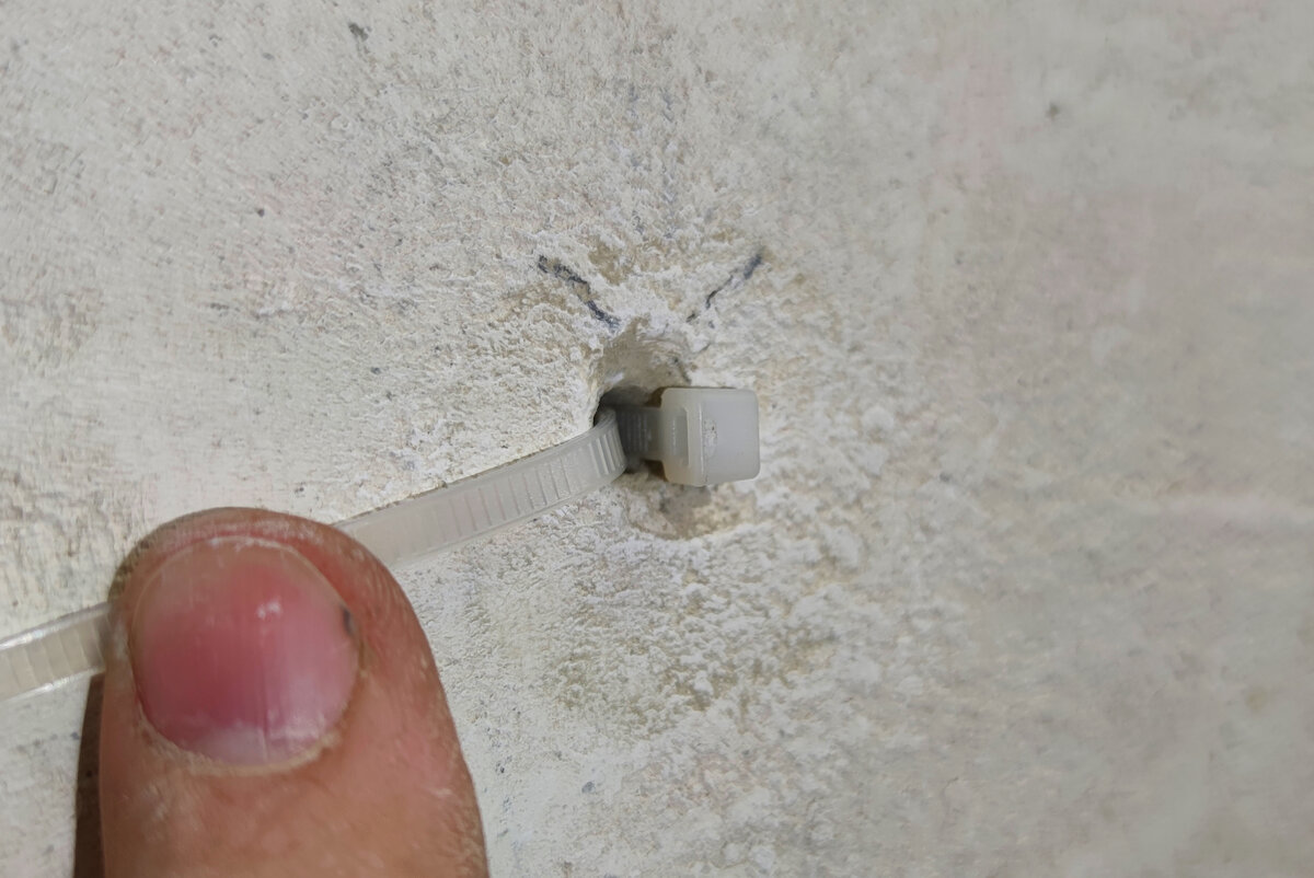 крепеж для проводов. как закрепить провод на стене без сверления. крепёж для проводов на стену. крепление кабеля к стене. самодельный крепеж для проводов.