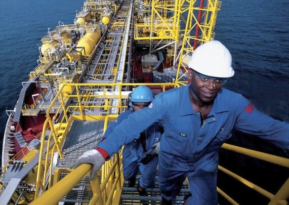 Буровая платформа нефтяников на шельфе. (oriente view.com)