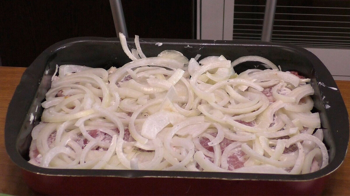 Мясо кусочками в духовке с луком. Свинина в духовке. Жареное баранье мясо. Мясо кусочками в духовке с луком. Свиная шея в духовке кусочками.