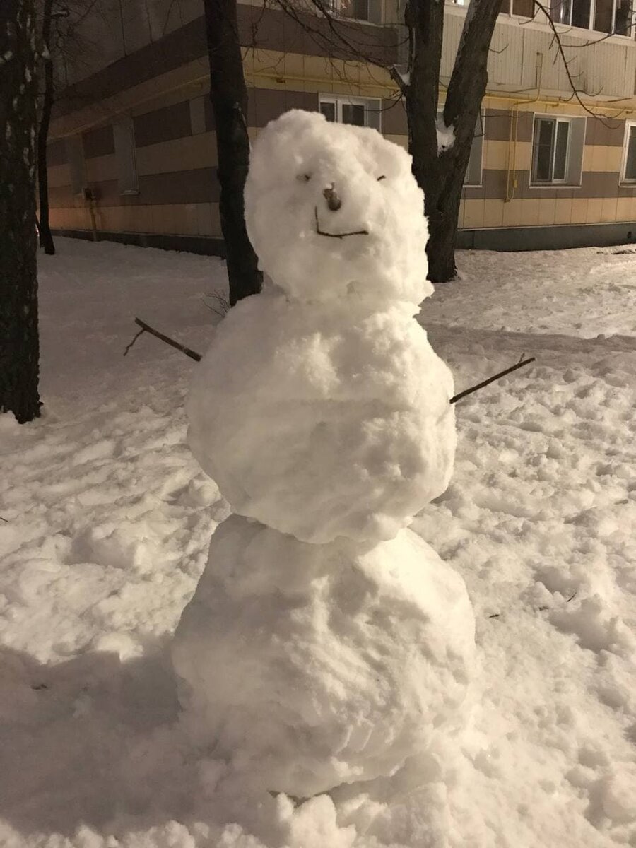 На радостях пошли гулять поздно вечером всей семьей. Запустили салют даже, но фоткать там было нечего, салютик оказался плохонький.