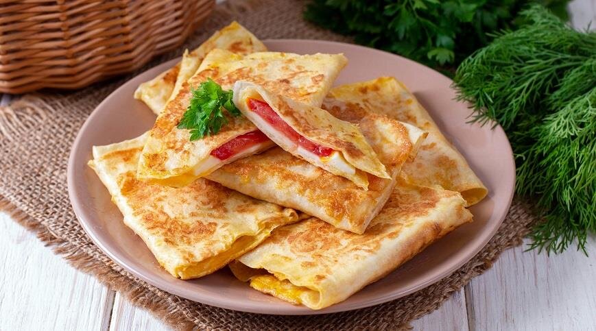 В конвертики из лаваша к сыру можно добавить и томаты