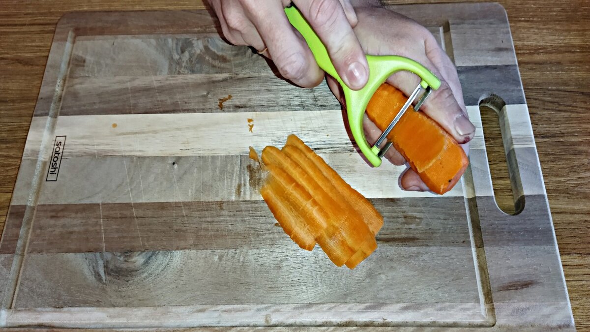 Нарезаем с помощью овощечистки