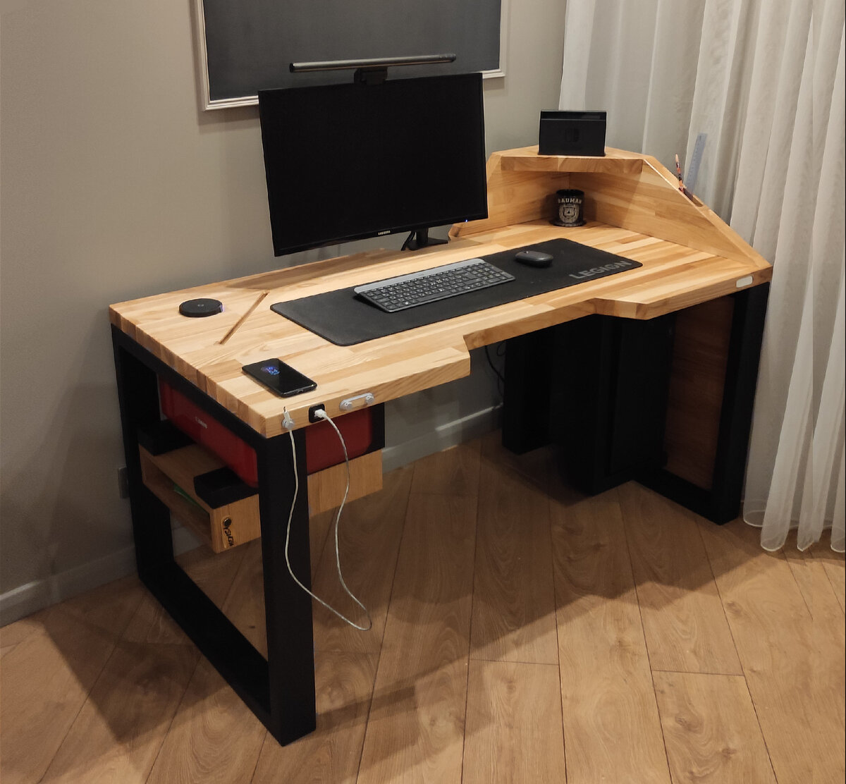 Умный стол с беспроводной зарядкой, юсб и креплением для ПК