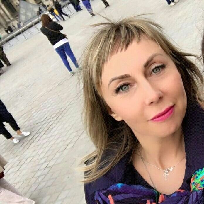 ...Париж стал моей страстью, желанием, мечтой в 4 года. Глупости! — скажут некоторые. Не может четырехлетний ребенок мечтать о Париже, или не возможно помнить об этом через 40 лет. И будут не правы.
Потому,  что мне было именно 4, когда мои родители съездили в Париж в отпуск. Привезли они, конечно, много фотографий, и много эмоций, и панно на стену — темно-синее с мерцающей Эйфелевой башней, и термометр в виде этой же башни, и много-много всего еще. 
Мне привезли сумку (с башней, конечно) и платье. На платье было все — и башня, и фонарь, и девочка, и мальчик, который ее целует.  И я пропала! «Хочу в Париж!» — стало моей навязчивой идеей, моей мантрой, моей молитвой. Я часами рассматривала ракламные проспекты и туристические брошюры. И родители пообещали, что отвезут меня в Париж, когда мне будет 17 лет.
А когда мне исполнилось семнадцать, умерла моя мама. И мир перевернулся... Потом были непростые девяностые. Студенчество. Появилась и исполнилась американская мечта (но это совсем другая история). Потом "засосало мещанское болото": семья, ребенок, мебель, ремонт, работа наконец. Мечты о Франции растворились в заботах и делах. Думала потом, когда-нибудь...
А потом была депрессия, которая рано или поздно закончилась, но не прошла бесследно.  В 39 лет мне поставили страшный диагноз. Свое 40-летие я встречала без волос и без сил после операции и почти годовой химиотерапии. Но! Абсолютно уверенная в том, что нельзя ничего откладывать на завтра. Ведь завтра может и не наступить. И тогда, я определила себе новую мечту — отметить в Париже 17-летие моей дочери...
Софья родилась 12 августа в 12:15  дня. И вот 12 августа 2015 года ровно в 12:15 !!! наш самолет взмыл из аэропорта Праги и понес нас на встречу нашей, теперь уже общей мечты. 
Мы прилетели, побросали чемоданы и пошли пешком к Эйфелевой башне. Вариант метро даже не рассматривался, так как Париж очаровал с первого вздоха и взгляда. Шли мы  часа полтора и заветная башня нарастала с каждым шагом. После обязательной селфи-сессии, мы расположились на лавочке в небольшом парке неподалеку. Пили шампанское за день рождения и не могли поверить, что это не сон, что вот она - стройная и величественная красавица из мечты. Дочка была в восторге, подпрыгивала от радости и бесконечно фотографировались. А я сидела и плакала, плакала от счастья и от понимания того, что все в наших руках, что мечта обязательно станет реальностью. Главное захотеть, очень сильно и очень искренне. И еще немножко от того, что это не мои семнадцать, и что рядом нет мамы.
А еще я поняла, что "увидеть Париж и умереть " - это не про меня. Про меня - это жить и возвращаться сюда снова и снова. Чего и вам желаю!