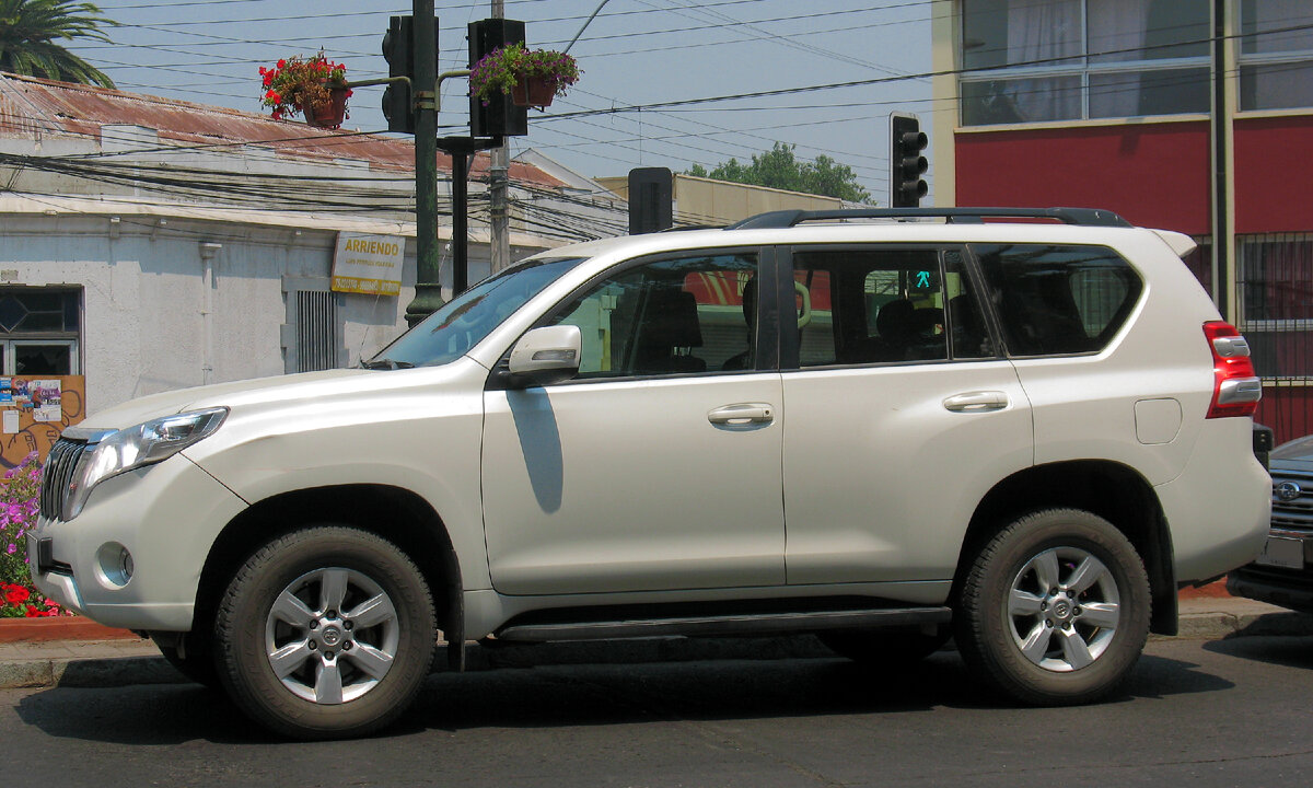 Машина "попроще" Toyota Land Cruiser Prado Wikimedia commons, лицензия Creative Commons Attribution 2.0 Generic изменений нет
