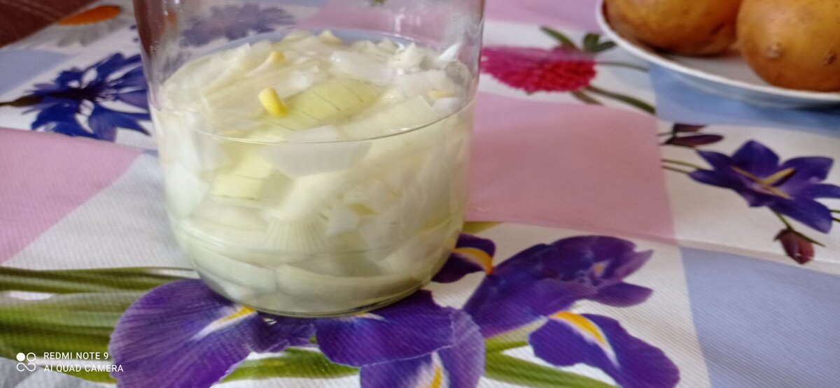 Лук порезать, залить уксусом.