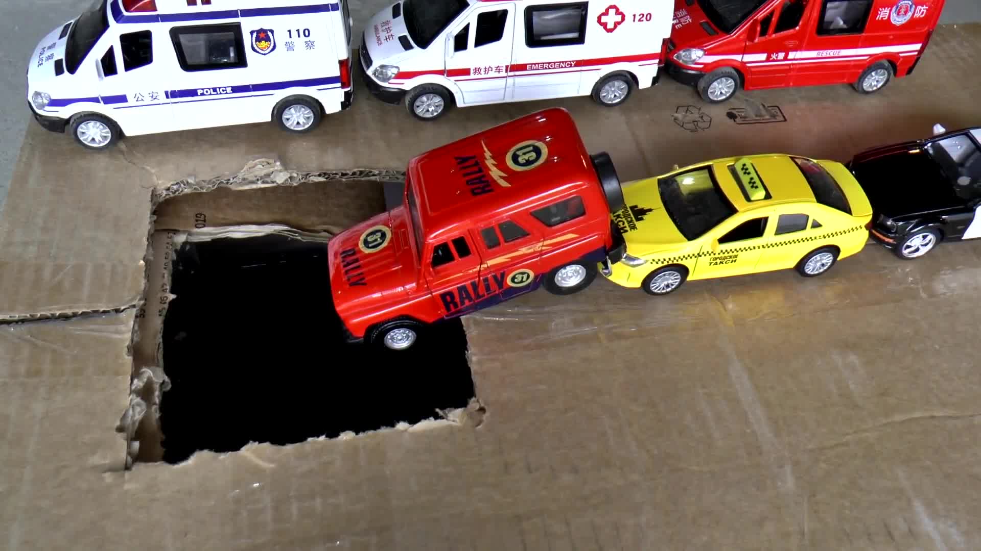 Полицейские машины падают в воду Model police cars fall into a hole with  water